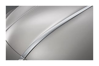 Ci sono molti riferimenti alla DS originale, come questa cromatura che evoca la maniglia sul cofano di alcune versioni ... ds9011