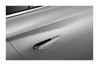 ... escono quando la persona in possesso della chiave o del telefono collegato utilizzato per sbloccare l'auto si avvicina. ds9014