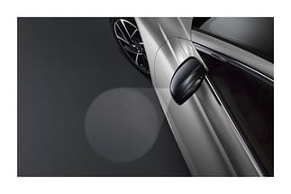 Una luce sotto gli specchietti retrovisori esterni ti consente di orientarti di notte. D'altra parte, DS avrebbe potuto offrire un logo, come nel caso della concorrenza. ds9015