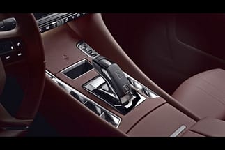 Se il layout del cruscotto del DS9 è molto vicino a quello del DS7 Crossback, alcuni elementi differiscono, come la console centrale che offre più spazio di archiviazione. ds9018