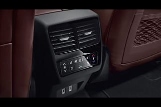 Nella parte posteriore, è possibile avere le impostazioni per l'aria condizionata o persino sedili riscaldati e ventilati. ds9019