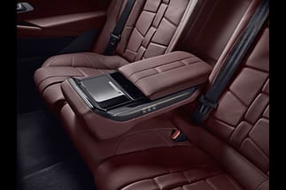 La piazza centrale non sarà certamente la più comoda. Potresti anche adottare l'ampio bracciolo che incorpora le impostazioni di massaggio. ds9020