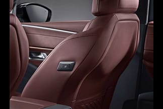 Come in alcune limousine, è possibile spostare in avanti il sedile del passeggero anteriore dai sedili posteriori. ds9022