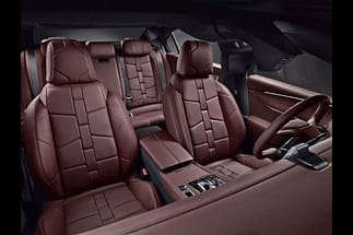 La pelle bordeaux disponibile nella versione Opera offre interni caldi. ds9023