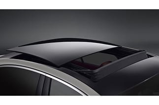 Dall'esterno, il tetto apribile appare panoramico ... ds9026