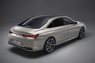 Sorprendente, questo elemento cromato che evidenzia le luci e che continua in gran parte sull'ala ... ds9027