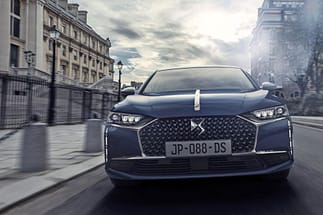 Alla fine della Performance Line, DS non ha cercato di ridurre la presenza di elementi cromati. Al contrario, con questa tinta blu, si distinguono ancora di più. ds903