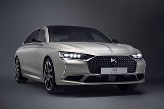 In questa tonalità bianca, il cromo appare più discreto. ds9031