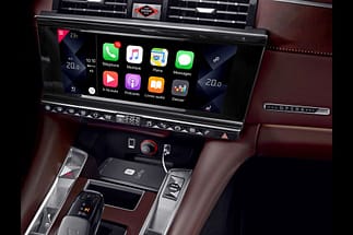 Il sistema di infotainment del DS9 è compatibile con i sistemi Apple CarPlay e Android Auto per duplicare il telefono cellulare sul touchscreen fino a 12,3 pollici. ds9032