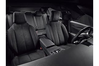 La finitura della linea Performance riceve un rivestimento non in pelle ma in Alcantara. ds9034_1