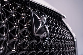 La griglia di questa versione di E-Tense Opera è realizzata in un design parametrico. ds9034redimensionner