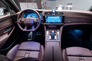 Nella finitura Opera, il cruscotto è rivestito in pelle e i sedili adottano il trattamento simile a un cinturino. ds9049redimensionner