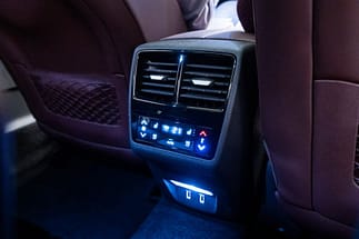 I passeggeri posteriori possono avere climatizzatori e sedili riscaldati e ventilati. ds9065redimensionner