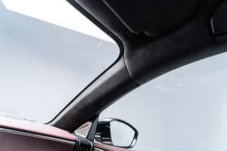 La finitura Opera consente un rivestimento e pilastri rivestiti in Alcantara. ds9071redimensionner