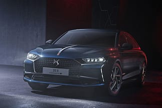 ... nonché fari adattivi per non stupire gli altri utenti della strada. ds908